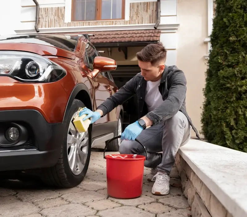 Lavage auto à domicile Serralongue : professionnel intervenant sur un véhicule